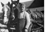 1940 Hermann Hagios mit Pferd
