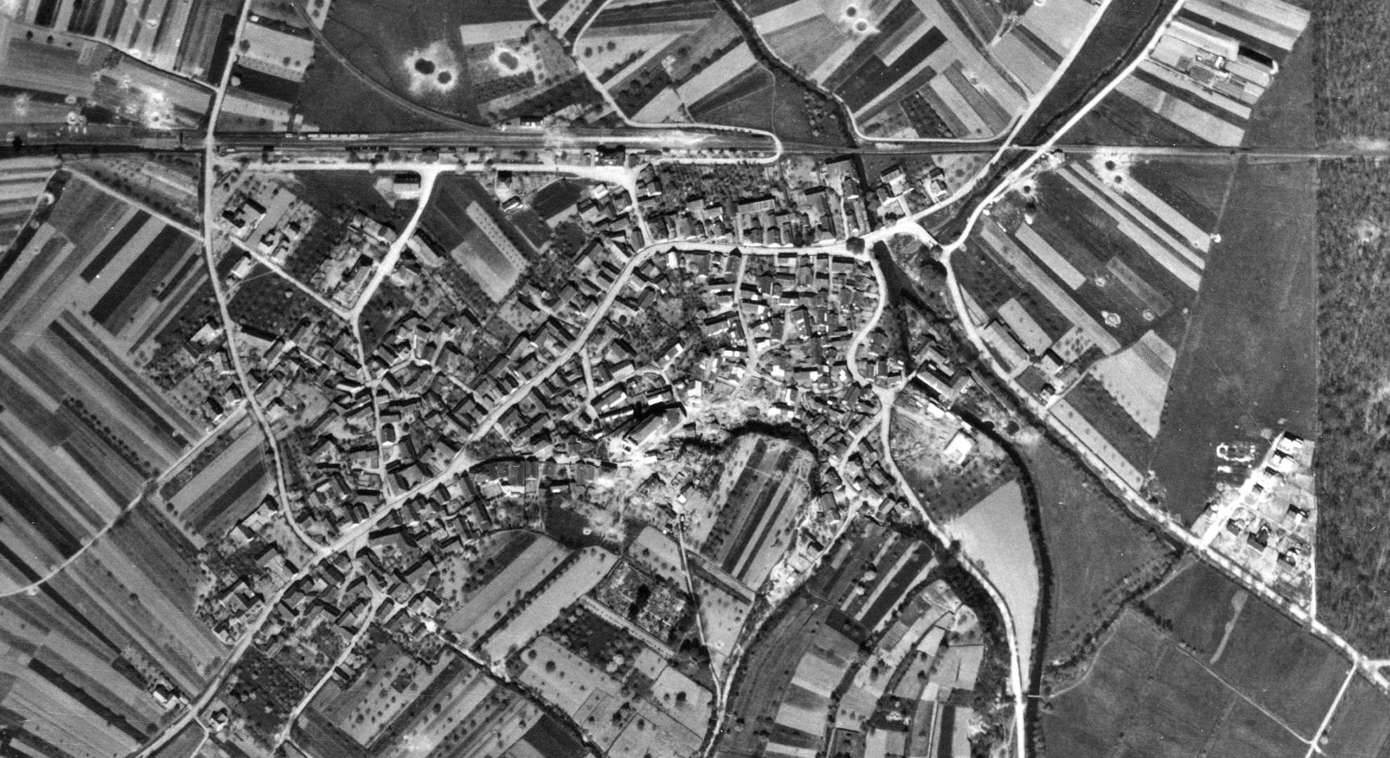 1945: Luftbild Bombardierung Airforce