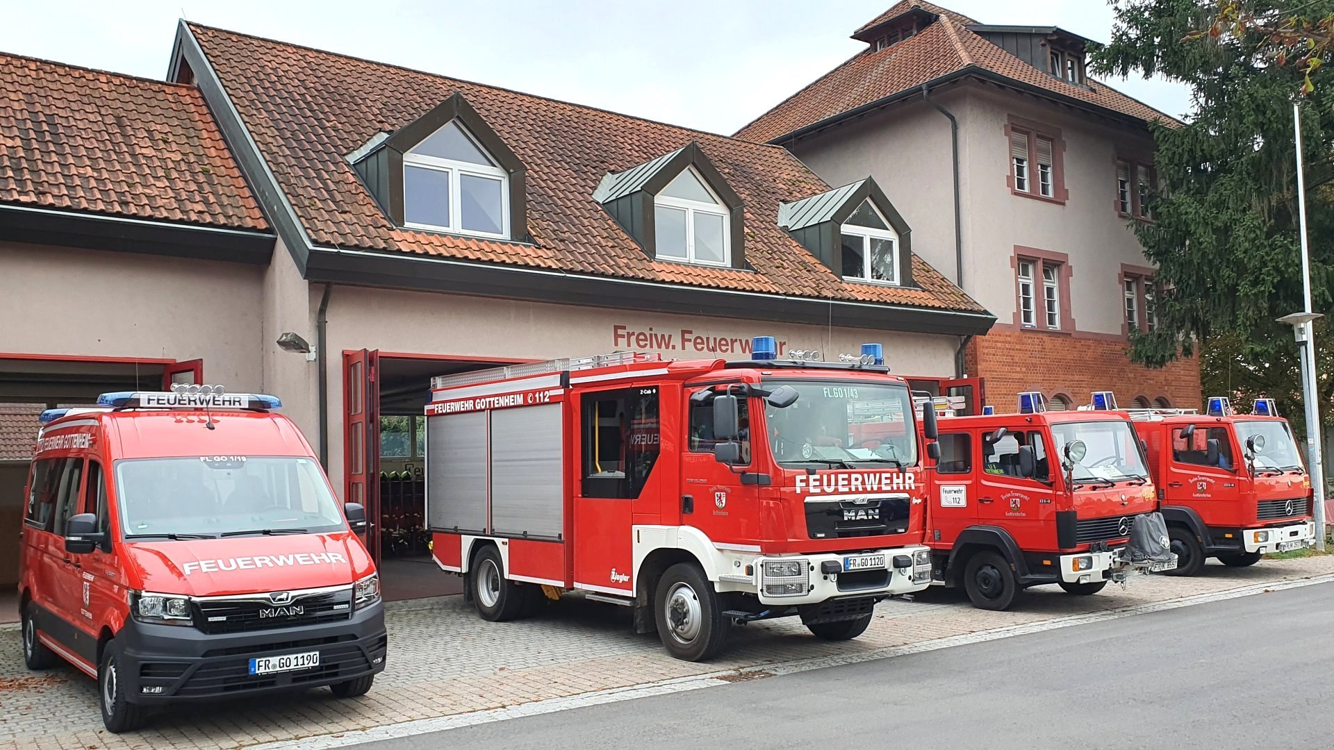 Feuerwehrhaus mit Fahrzeugen 2021