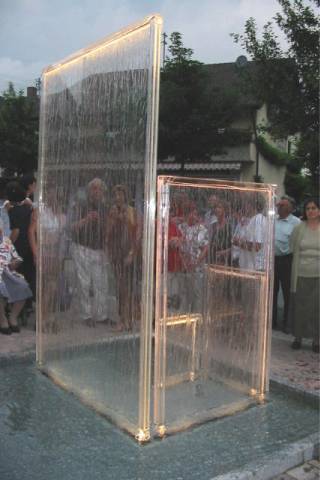 Gottenheimer Wasserskulptur bei Nacht
