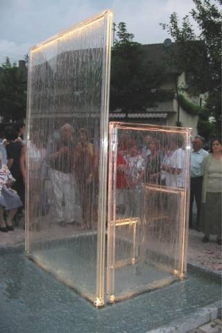 Gottenheimer Wasserskulptur bei Nacht