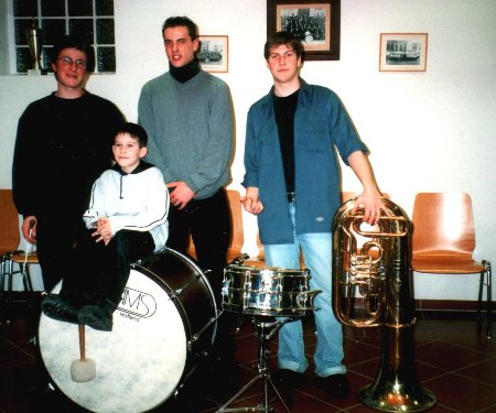 Dirgent Andi mit den Schlagzeugern Mathias, Jörg und Tubist Dirk