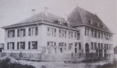 Schul- und Lehrerhaus (im Vordergrund) nach 1910