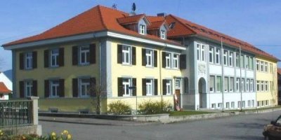 Schulgebäude im Jahre 2000